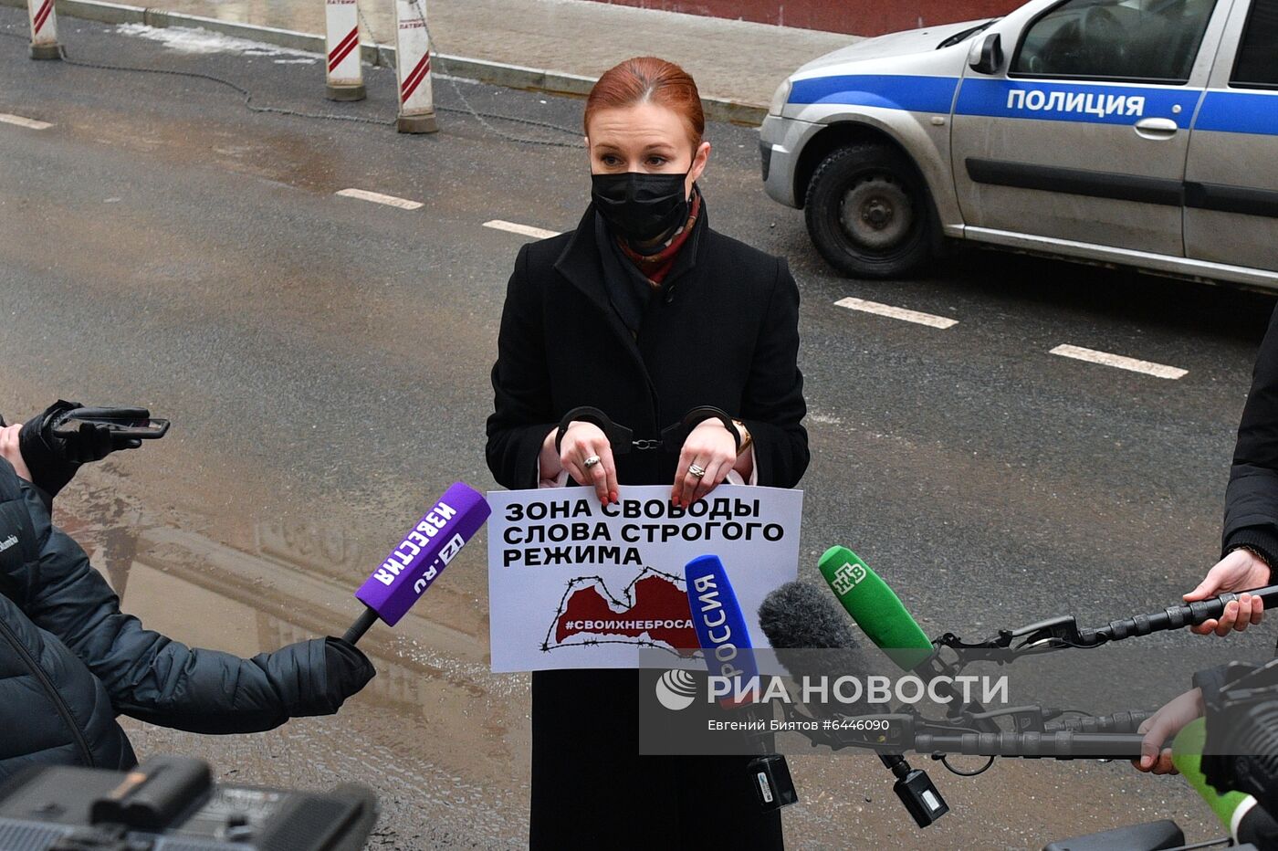 Одиночные пикеты у посольства Латвии в Москве