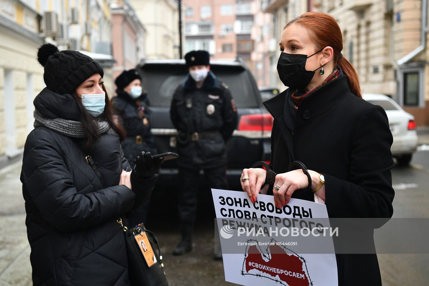 Одиночные пикеты у посольства Латвии в Москве