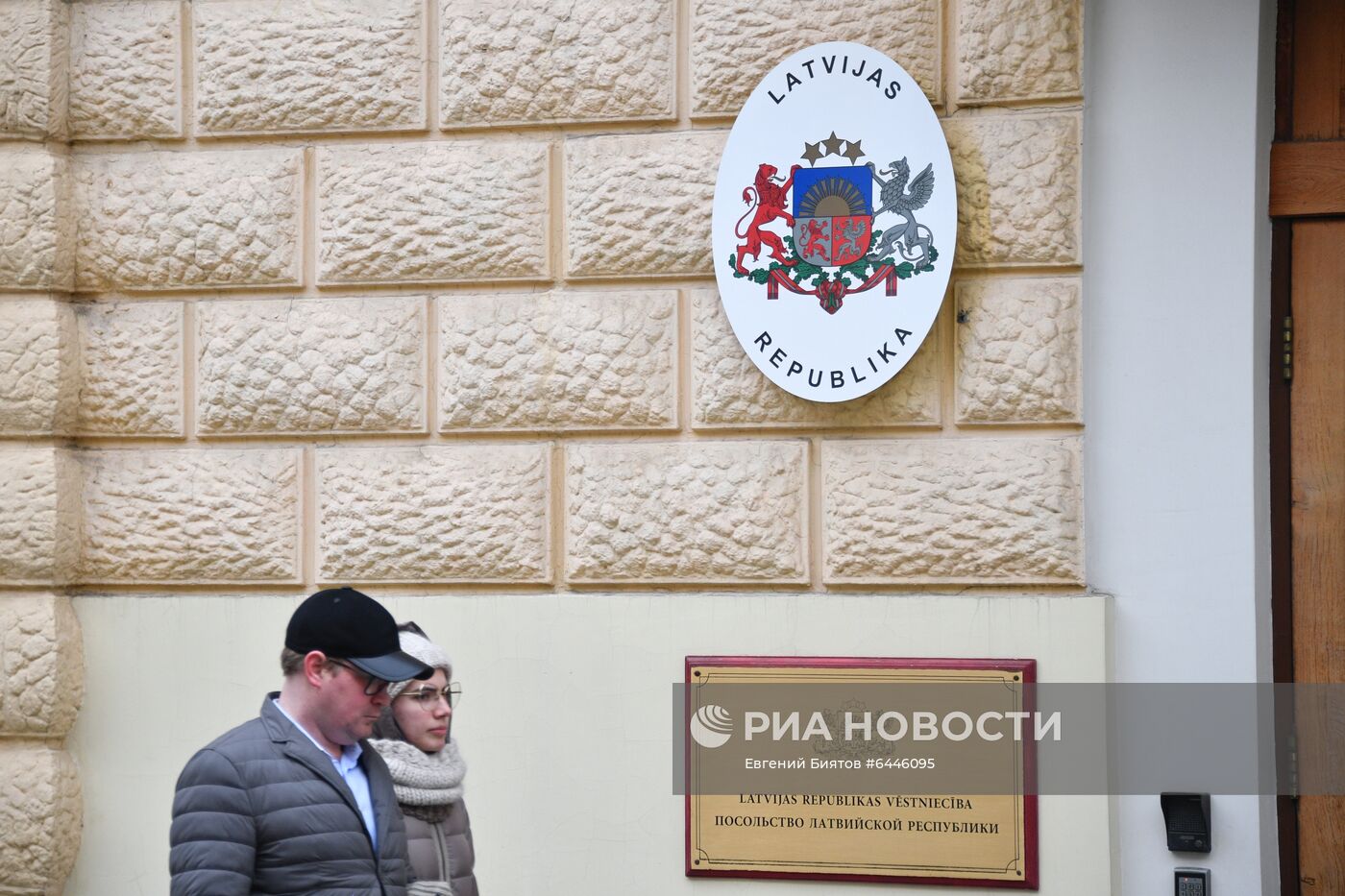 Одиночные пикеты у посольства Латвии в Москве