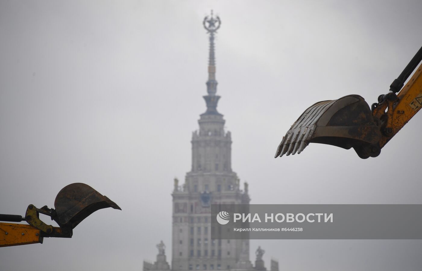 Закладка камня в основание здания научно-технологической долины МГУ 