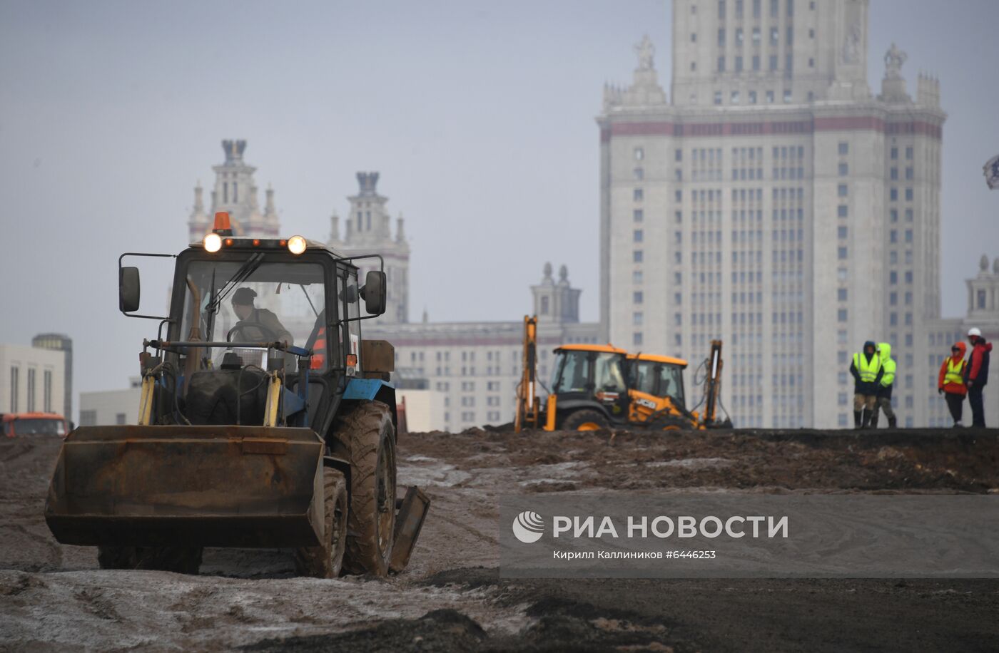 Закладка камня в основание здания научно-технологической долины МГУ 