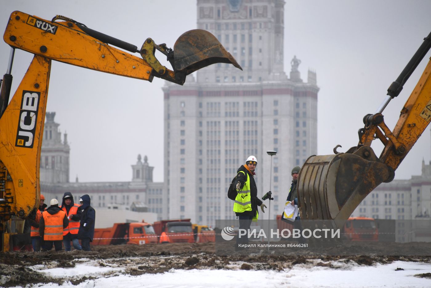 Закладка камня в основание здания научно-технологической долины МГУ