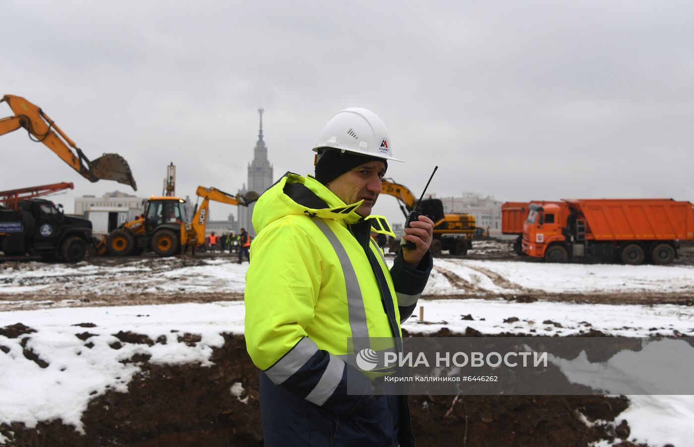 Закладка камня в основание здания научно-технологической долины МГУ 