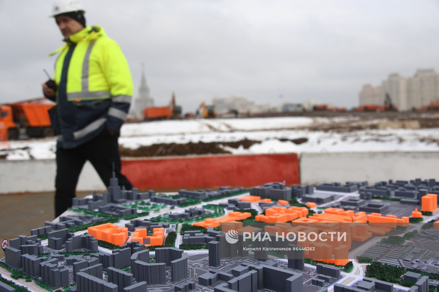 Закладка камня в основание здания научно-технологической долины МГУ 