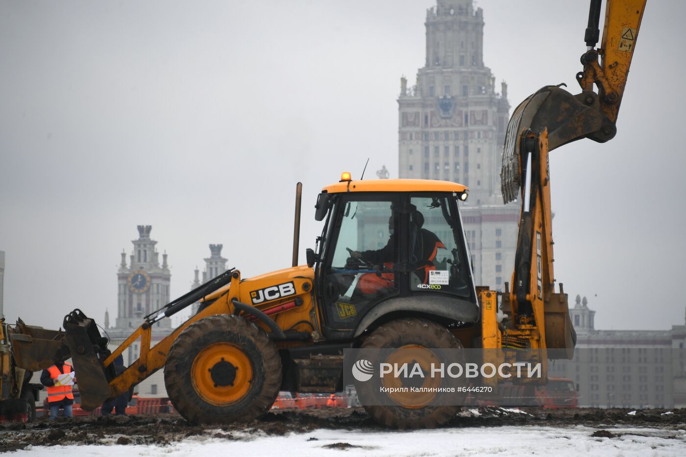 Закладка камня в основание здания научно-технологической долины МГУ 