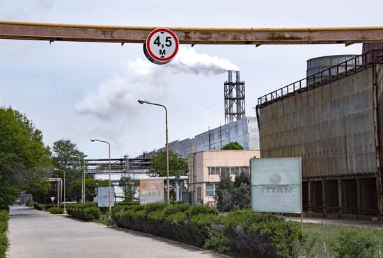 Завод "Крымский титан"