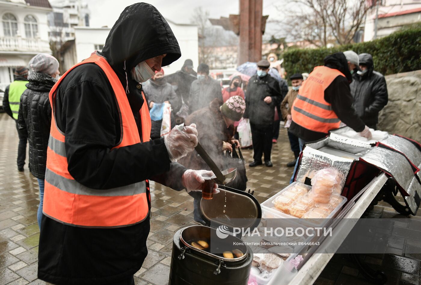 Акция по раздаче горячих обедов бездомным в Крыму