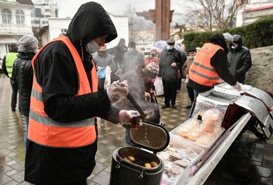 Акция по раздаче горячих обедов бездомным в Крыму
