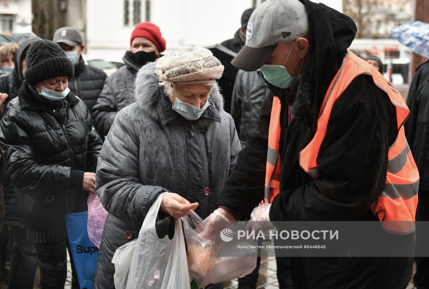 Акция по раздаче горячих обедов бездомным в Крыму