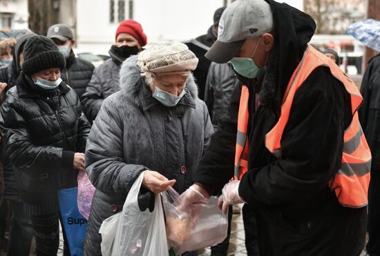 Акция по раздаче горячих обедов бездомным в Крыму