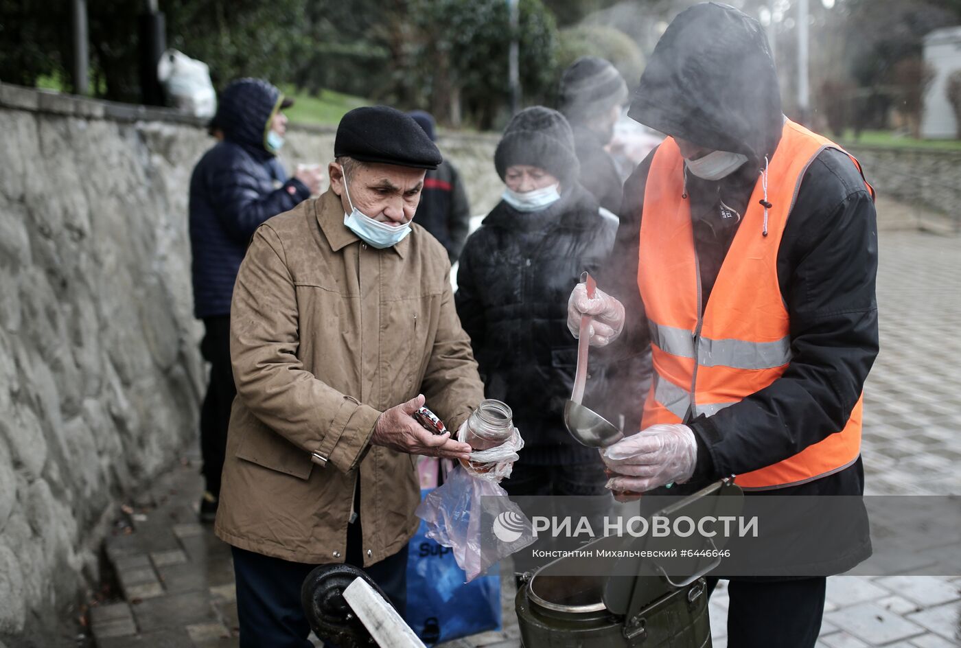 Акция по раздаче горячих обедов бездомным в Крыму