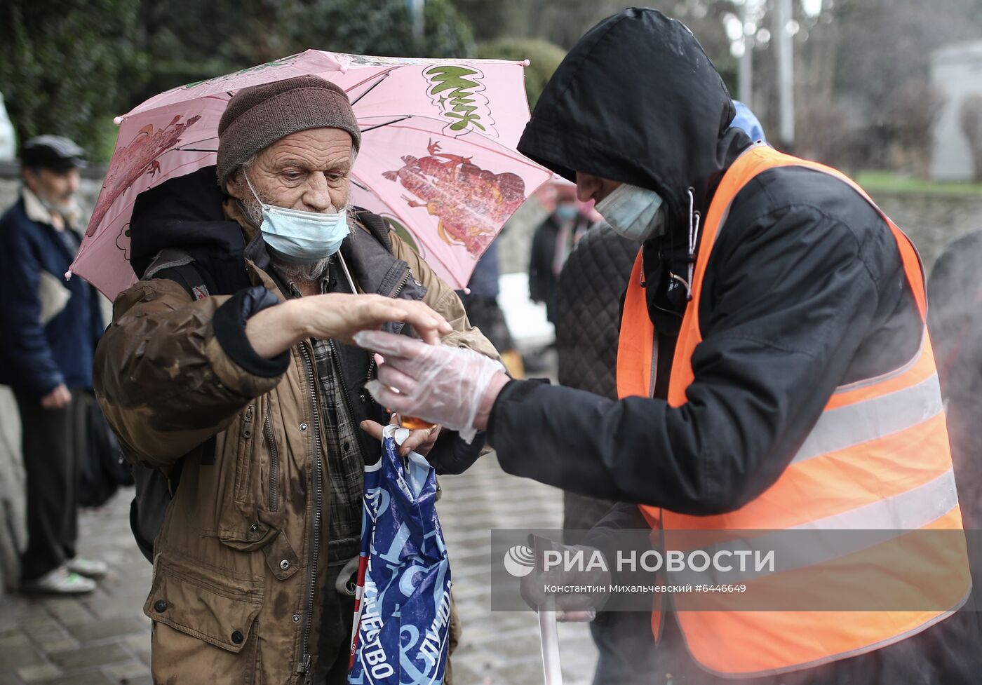 Акция по раздаче горячих обедов бездомным в Крыму