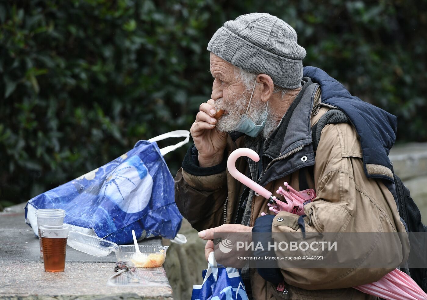 Акция по раздаче горячих обедов бездомным в Крыму