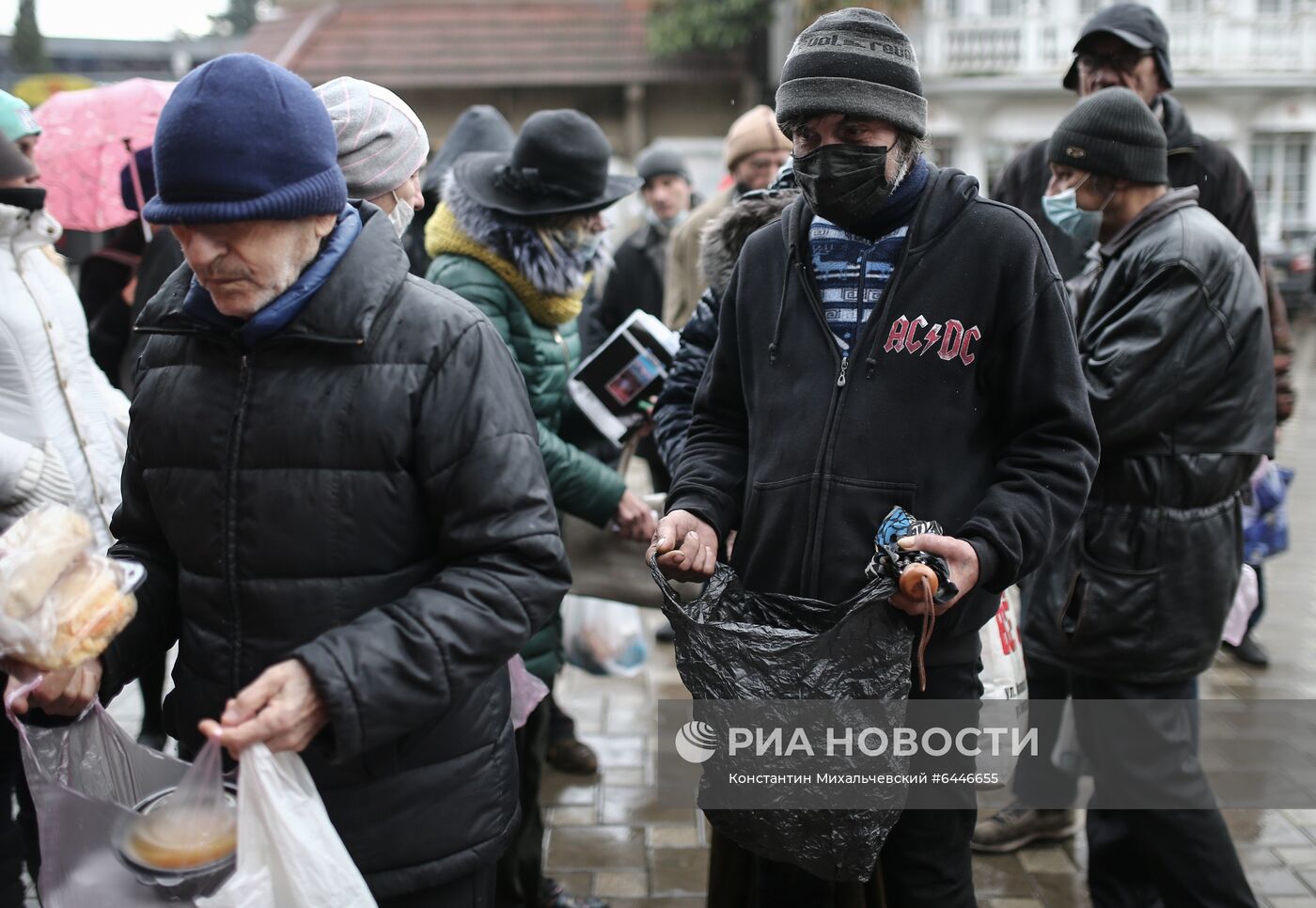 Акция по раздаче горячих обедов бездомным в Крыму