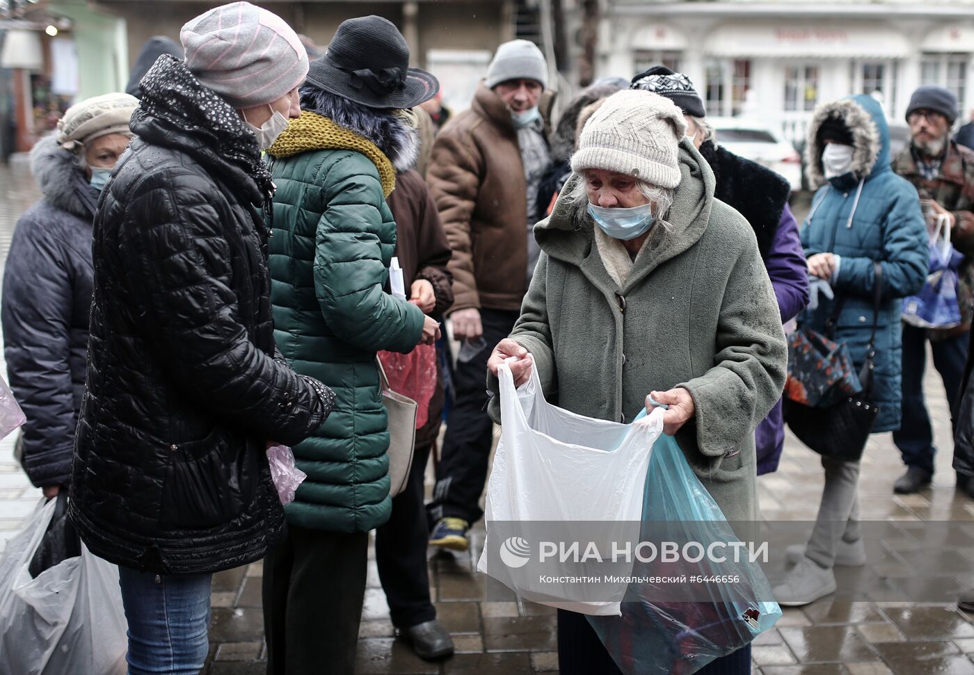 Акция по раздаче горячих обедов бездомным в Крыму