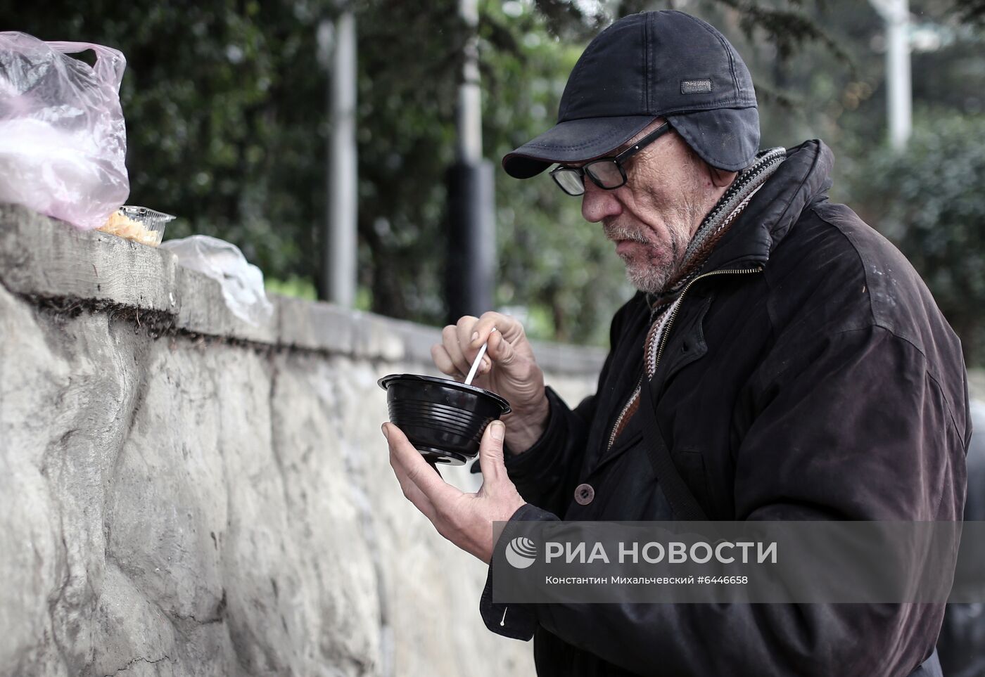 Акция по раздаче горячих обедов бездомным в Крыму