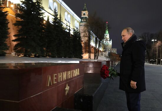 Президент РФ В. Путин возложил цветы в день 77-летия снятия блокады Ленинграда