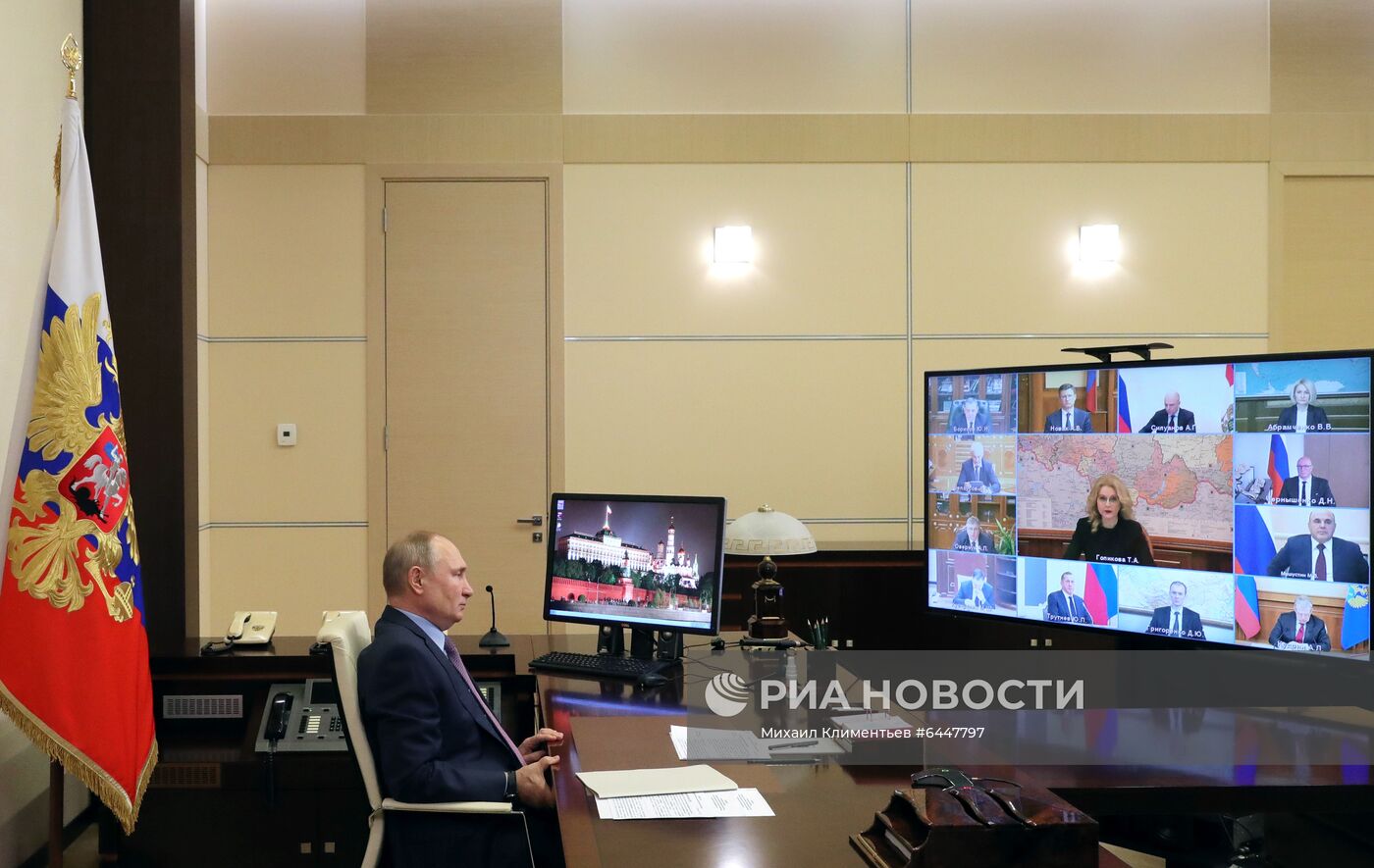 Президент РФ В. Путин провел совещание с членами правительства РФ