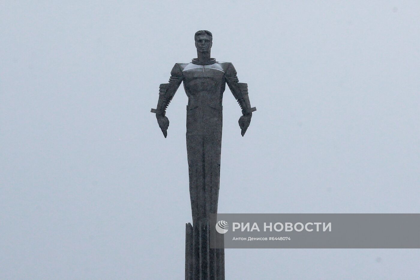 Памятник космонавту Юрию Гагарину в Москве