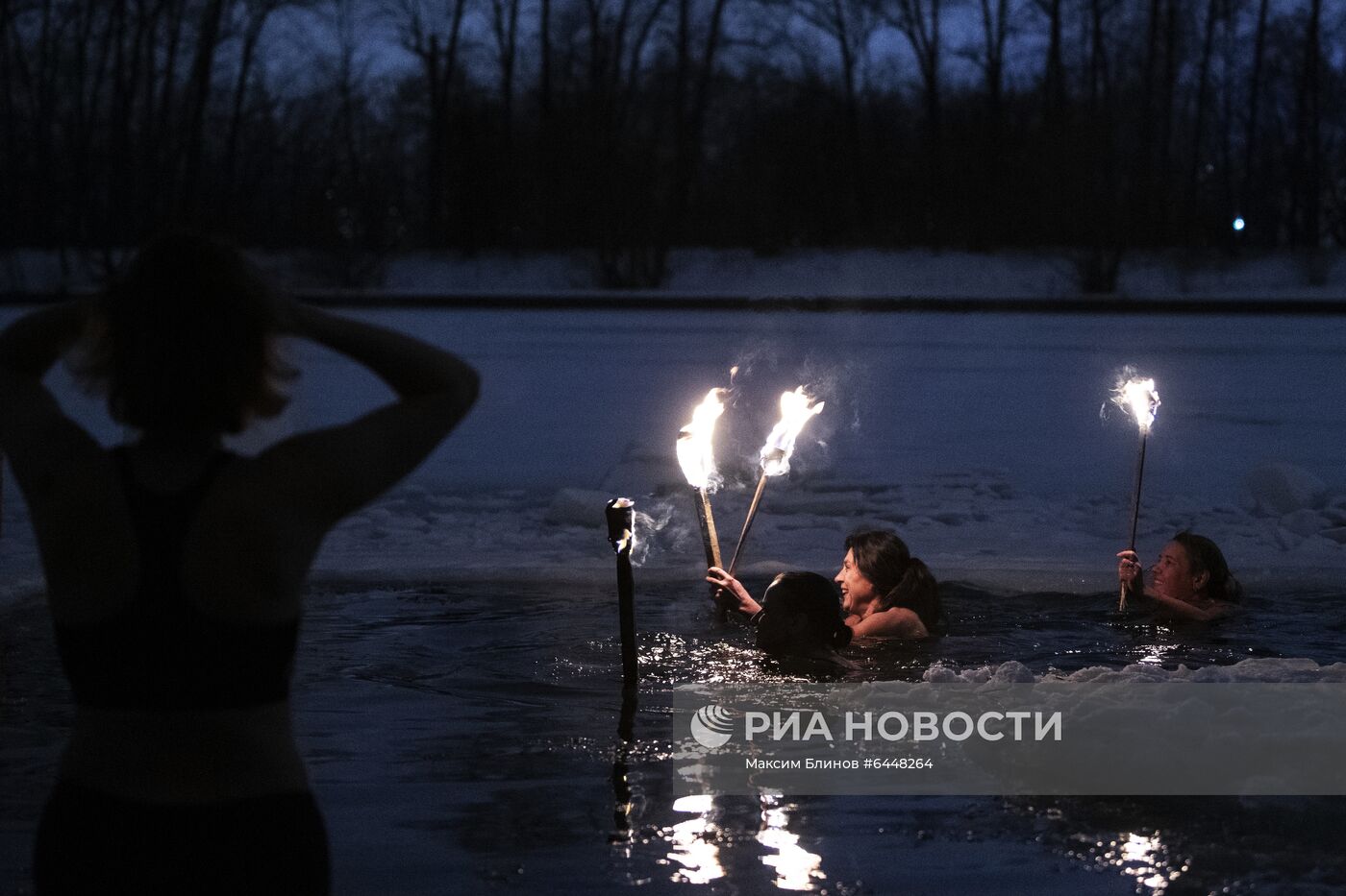 Купание "моржей" в Москве-реке