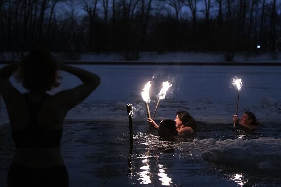 Купание "моржей" в Москве-реке