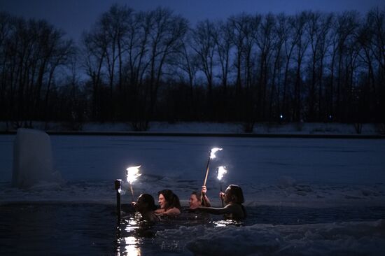 Купание "моржей" в Москве-реке