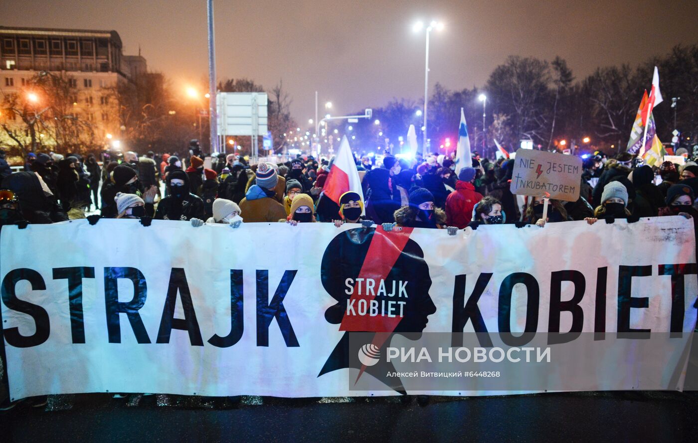 Акция против запрета абортов в Варшаве