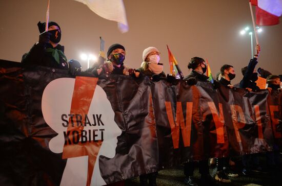 Акция против запрета абортов в Варшаве