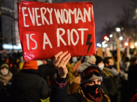 Акция против запрета абортов в Варшаве