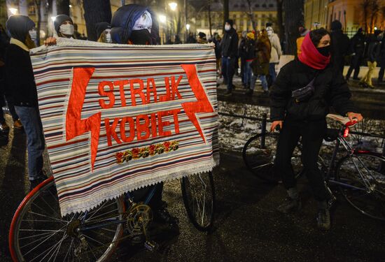 Акция против запрета абортов в Варшаве