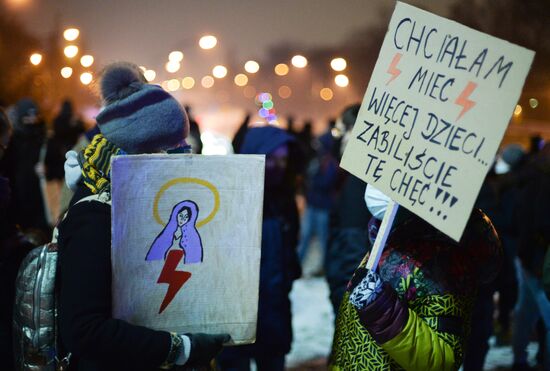 Акция против запрета абортов в Варшаве