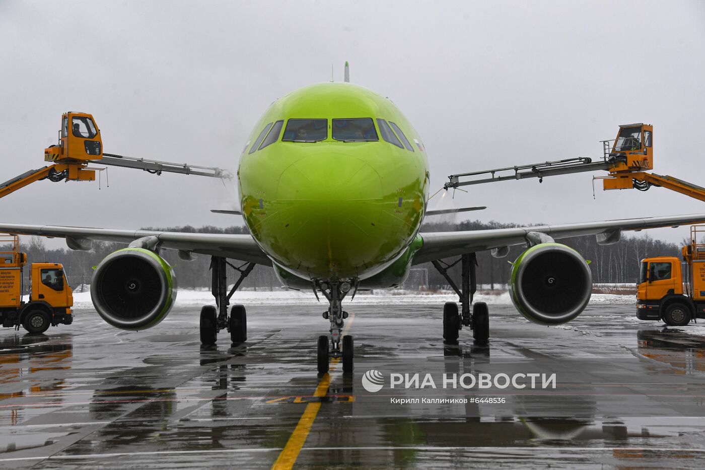 Работа аэродромных служб в аэропорту Домодедово