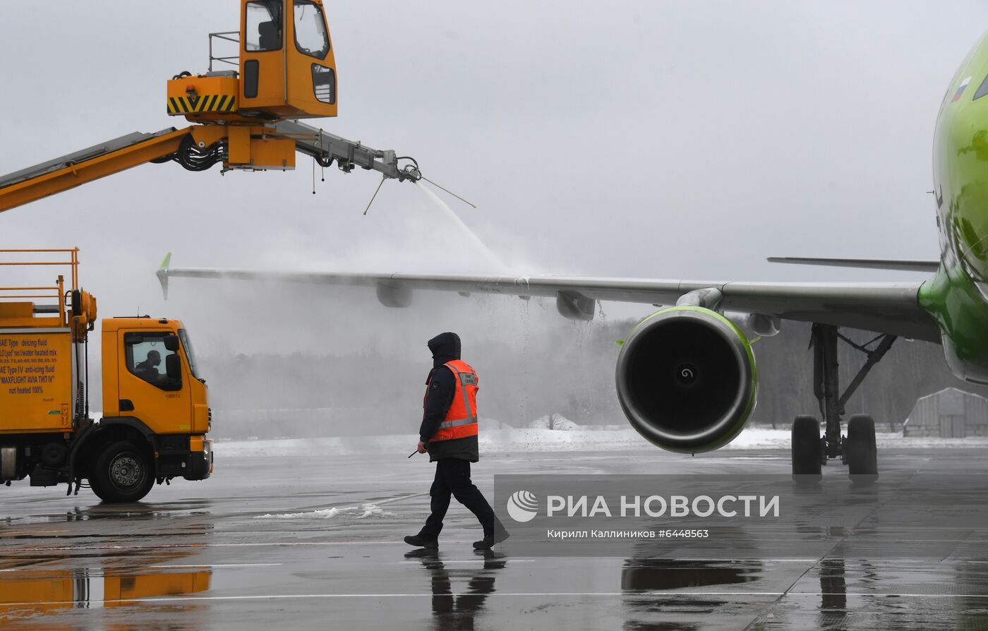 Работа аэродромных служб в аэропорту Домодедово