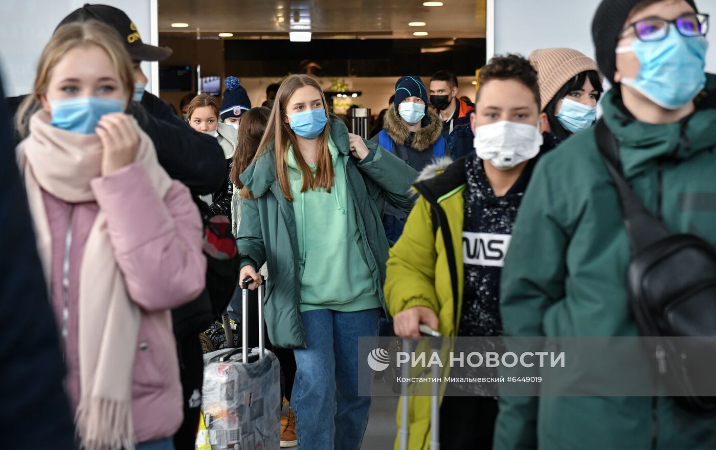 Заезд детей из регионов в лагерь "Артек"Подростки с вещами перед заездом в лагерь "Артек" в Симферополе.