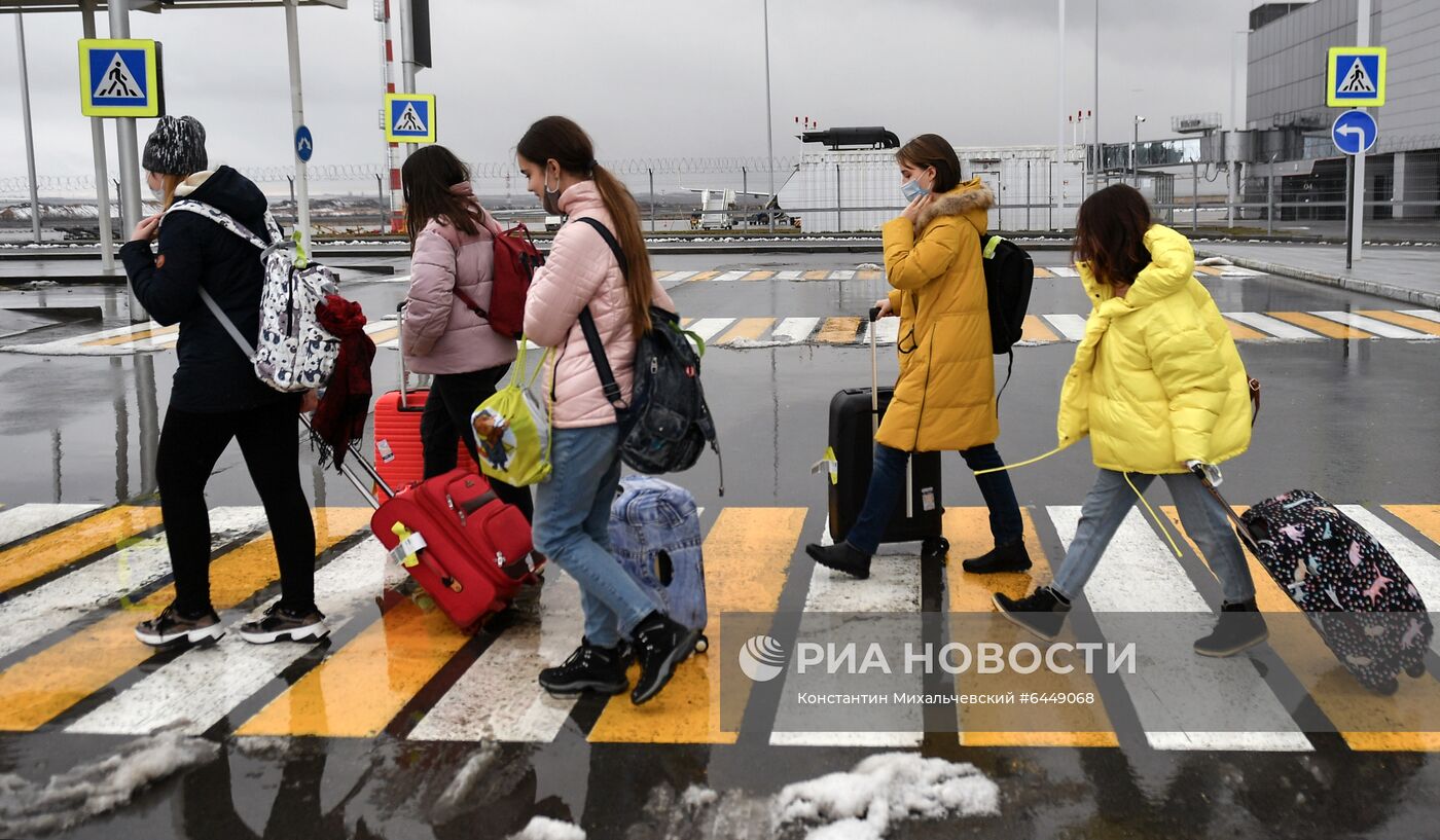 Заезд детей из регионов в лагерь "Артек"