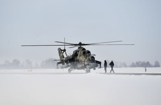 Тренировочные полеты на вертолетах летчиков ЦВО