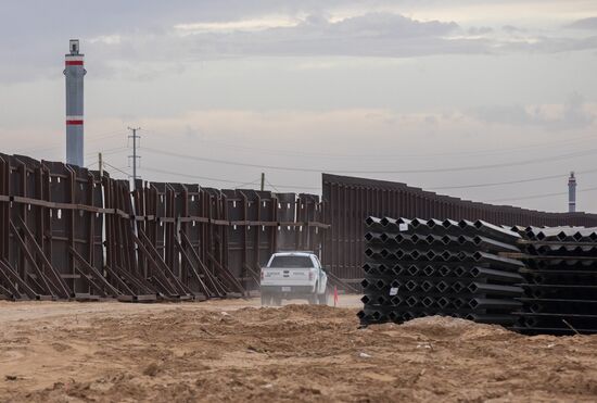 Дж. Байден остановил строительство стены на границе с Мексикой