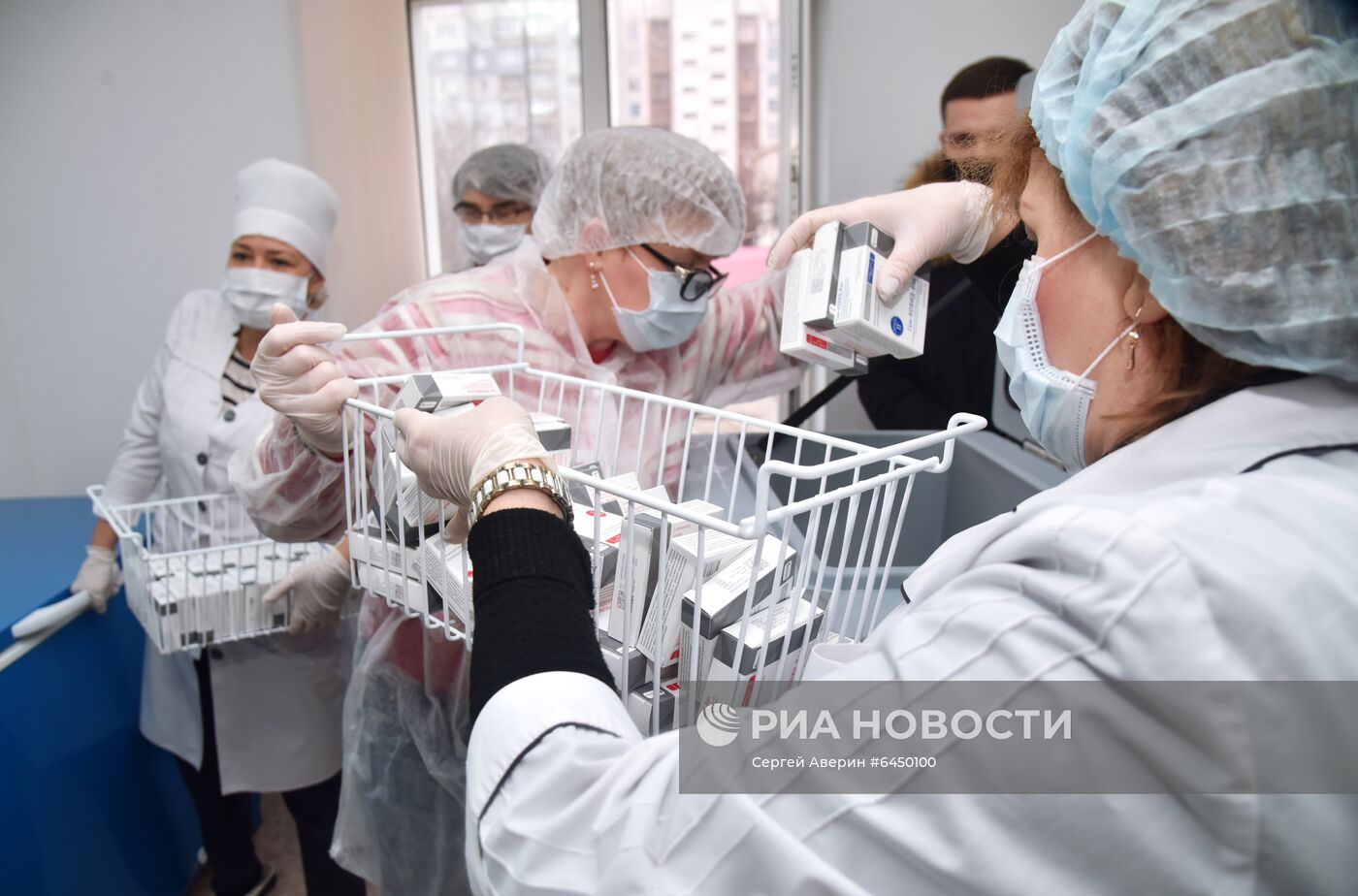 Прибытие первой партии российской вакцины Sputnik V в Донецк