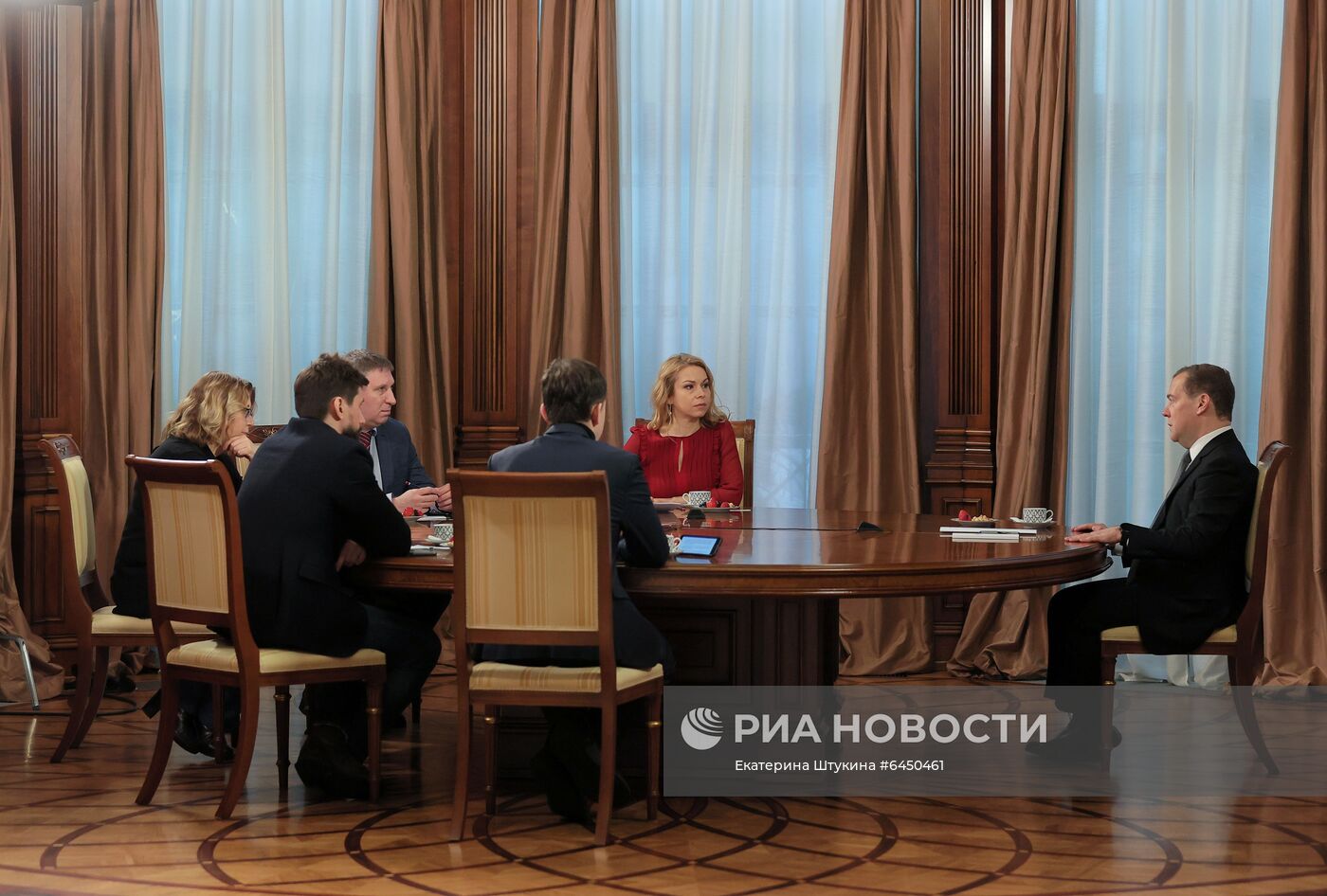 Заместитель председателя Совбеза РФ Д. Медведев дал интервью российским СМИ