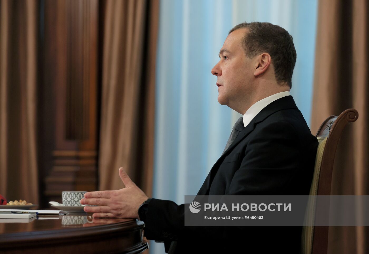 Заместитель председателя Совбеза РФ Д. Медведев дал интервью российским СМИ