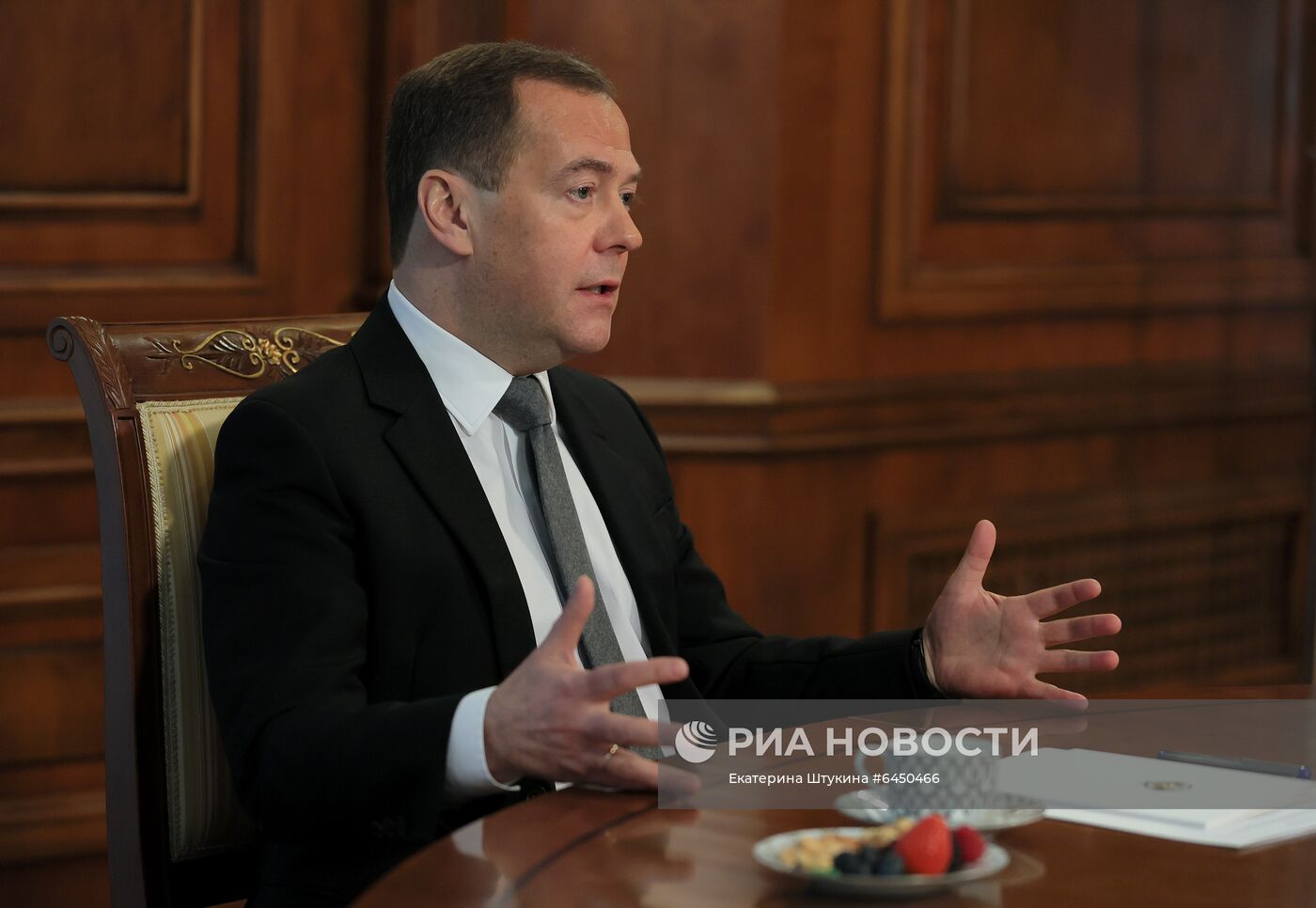 Заместитель председателя Совбеза РФ Д. Медведев дал интервью российским СМИ