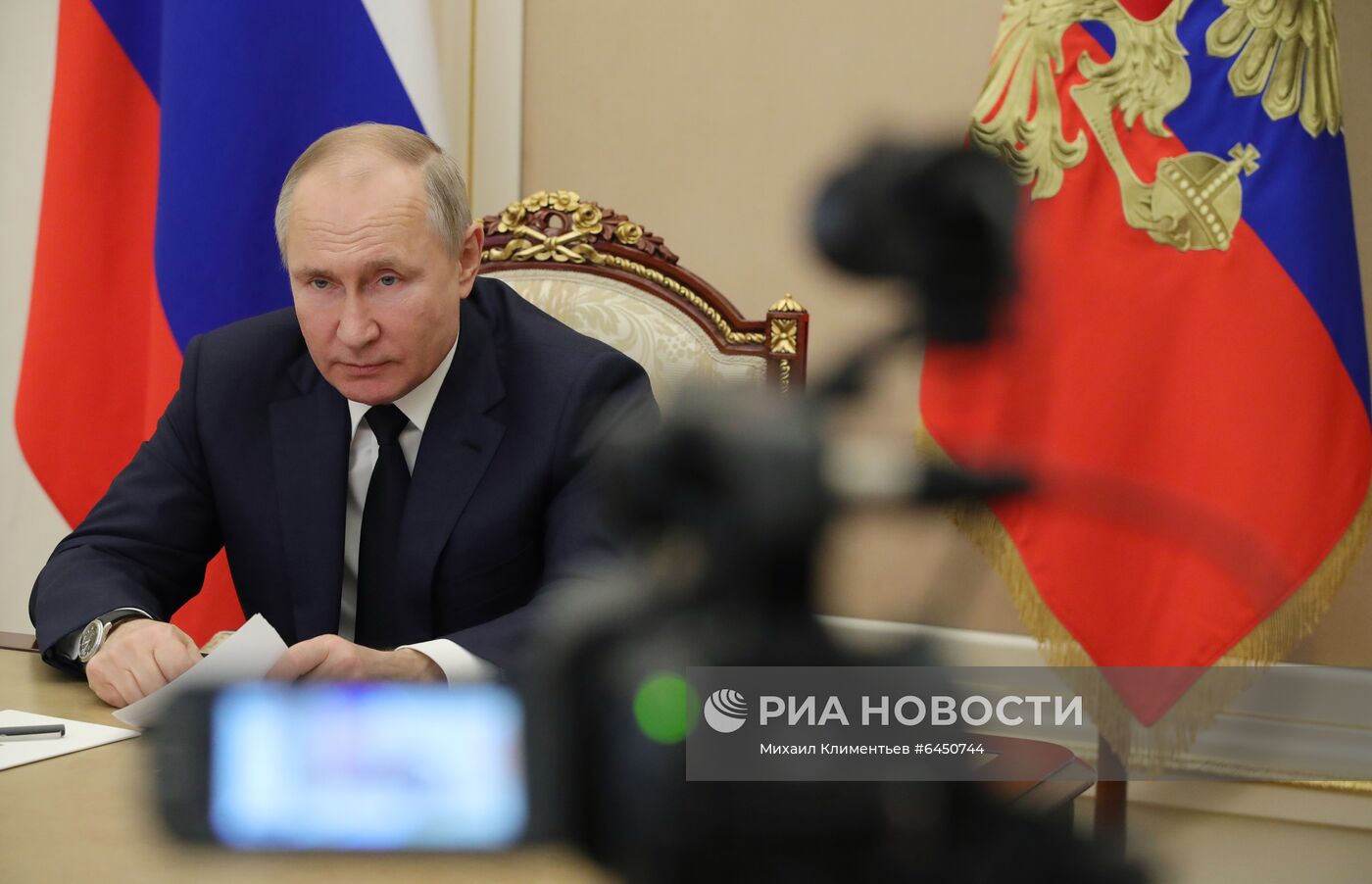 Президент РФ В. Путин провел совещание по ситуации в банковской сфере