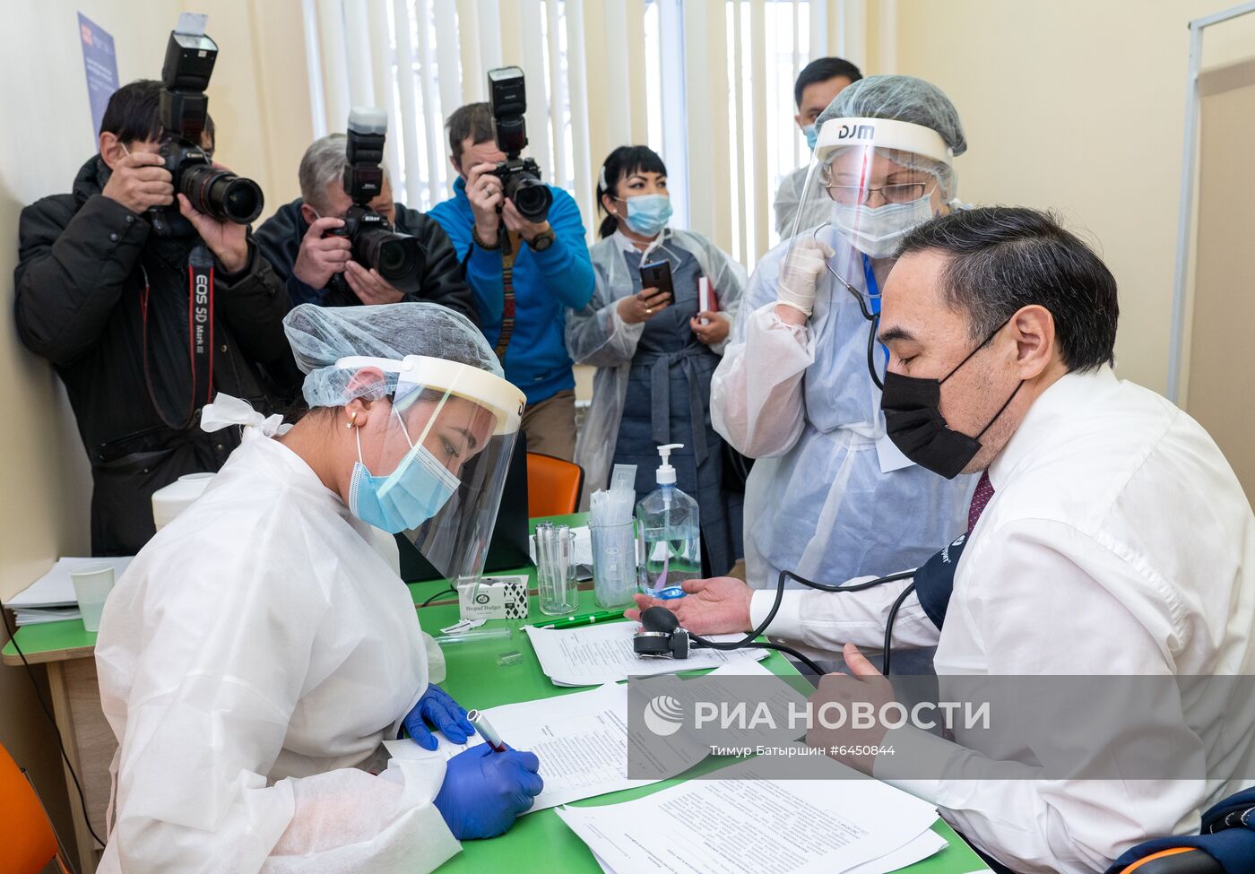 Старт вакцинации от коронавируса в Казахстане