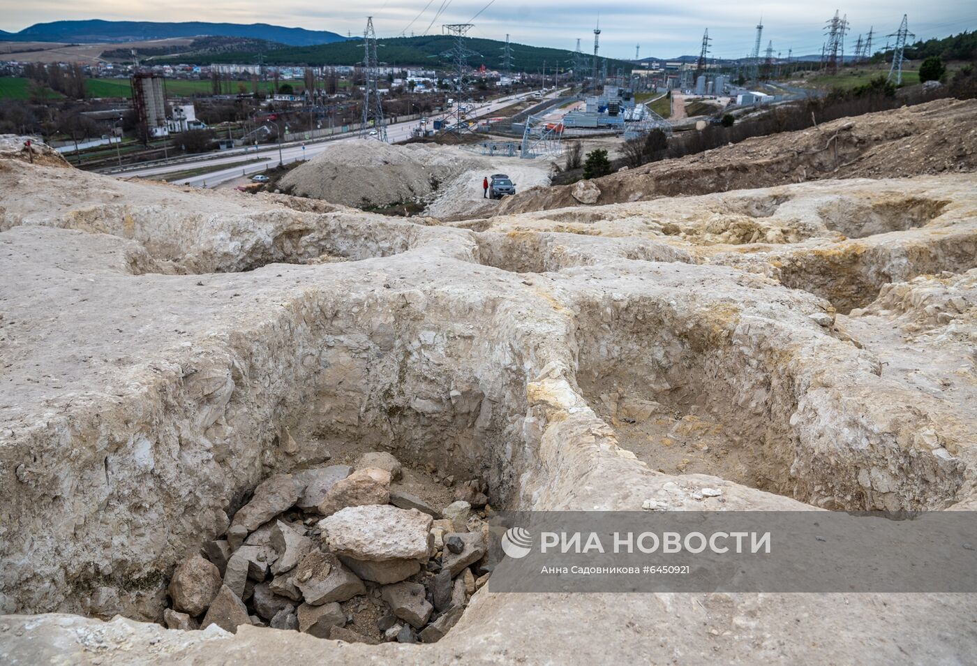 В Крыму обнаружили некрополь римского времени с антропоморфными надгробьями и стелами