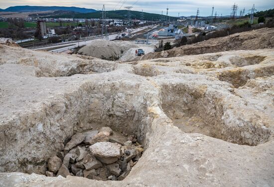 В Крыму обнаружили некрополь римского времени с антропоморфными надгробьями и стелами