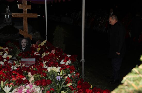 Президент РФ В. Путин возложил цветы к могилам Б. Ельцина, В. Ланового и Е. Примакова