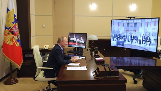 Президент РФ В. Путин провел встречу с лауреатами конкурса "Учитель года"