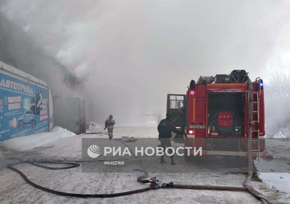 Пожар на складе автозапчастей в Красноярске