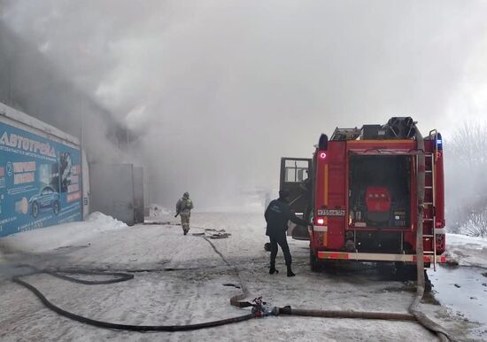 Пожар на складе автозапчастей в Красноярске