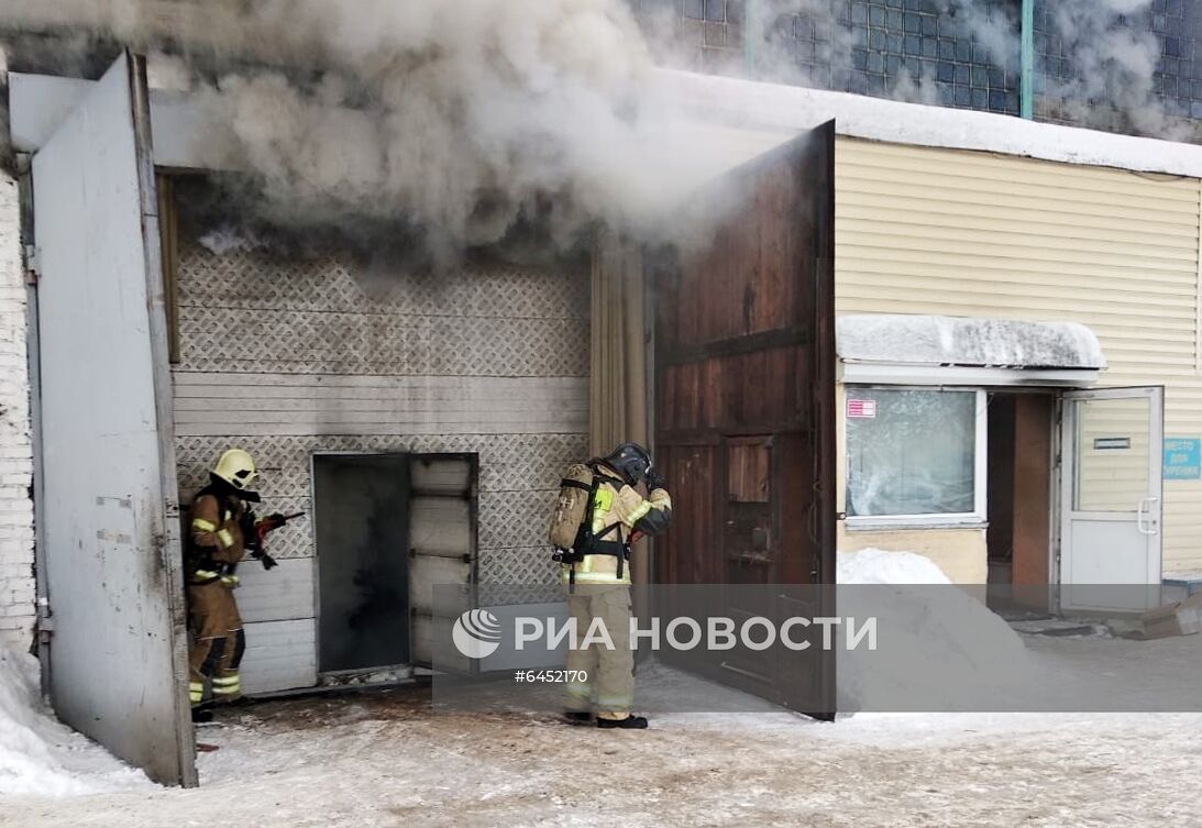 Пожар на складе автозапчастей в Красноярске